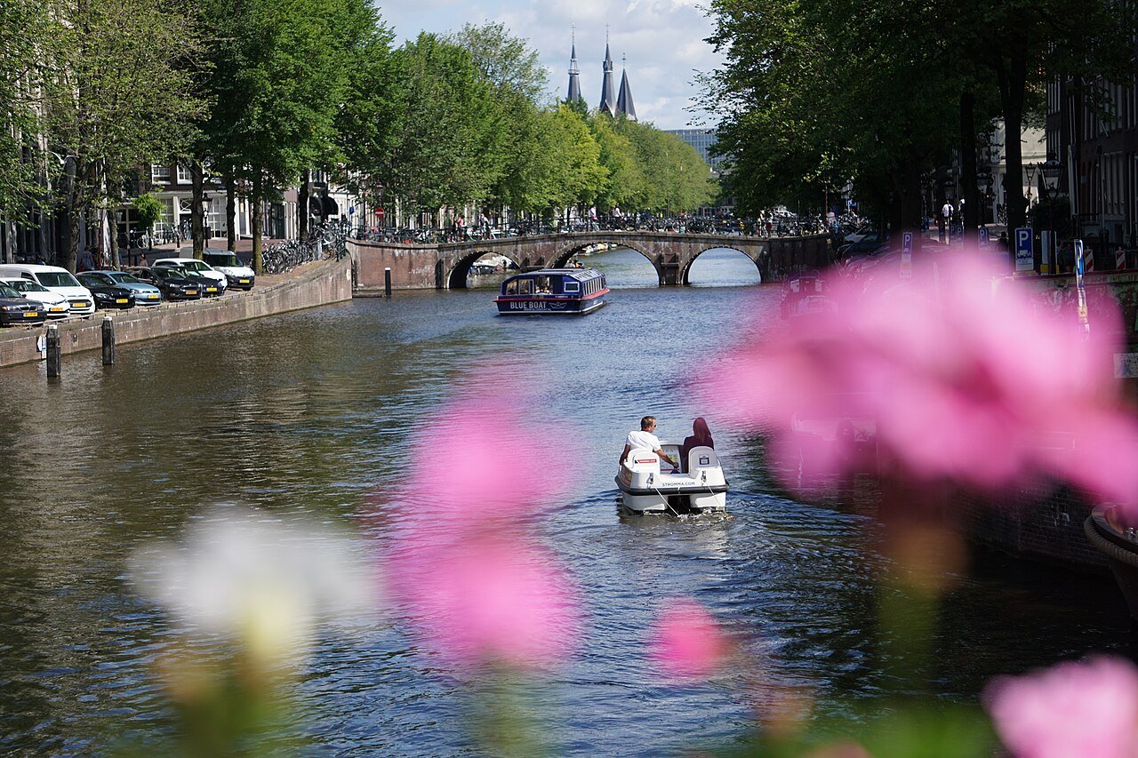 study abroad budget: Amsterdam canals as a premium student city