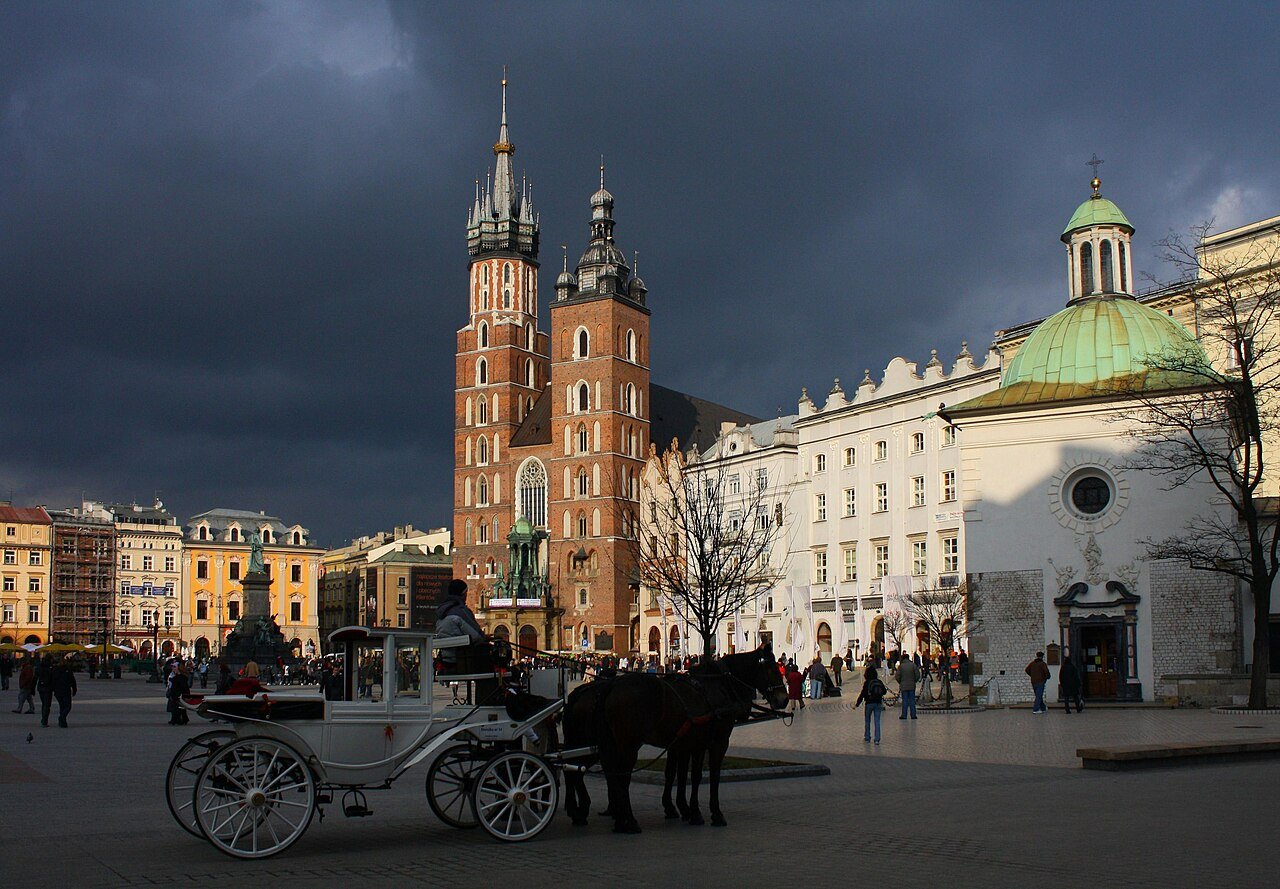 study abroad budget: Krakow Main Square as a lower cost Erasmus city